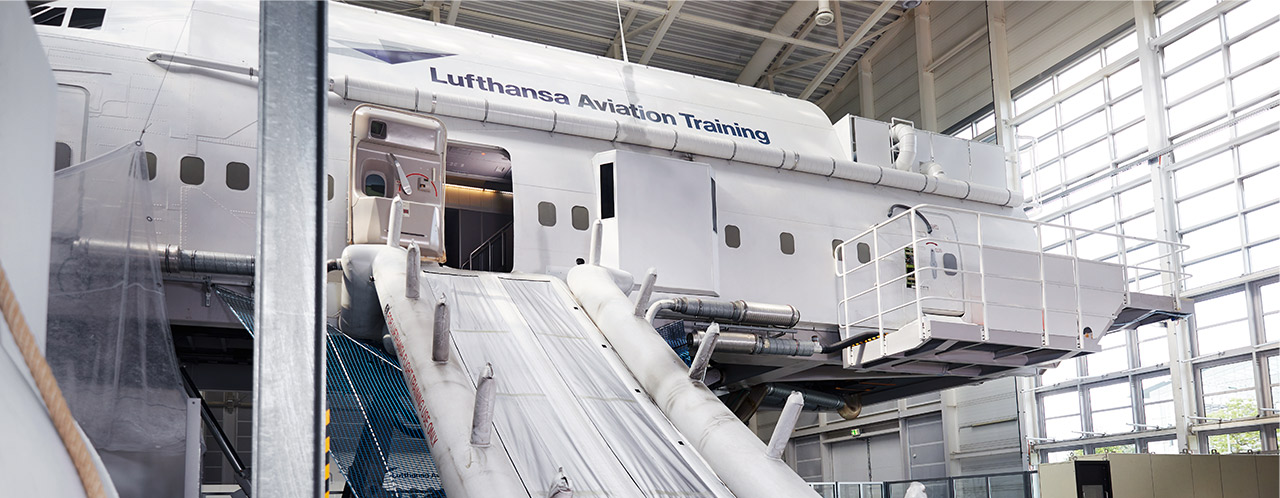 Ein Cabin Emergency Evacuation Trainer (CEET) mit Rettungsrutsche in einem Trainingscenter